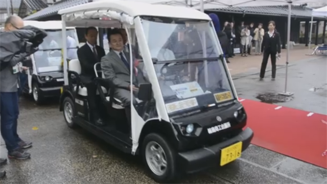 Carritos de golf para transportar a ancianos por la ciudad