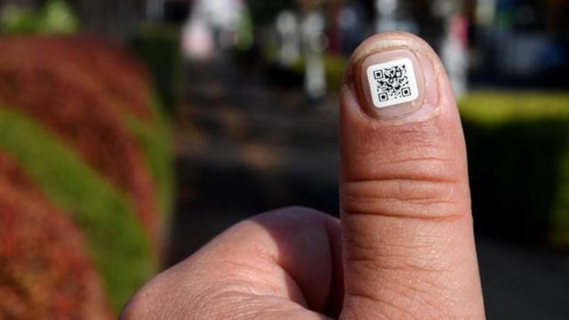 Un código QR con la información de contacto de emergencia de la persona portadora