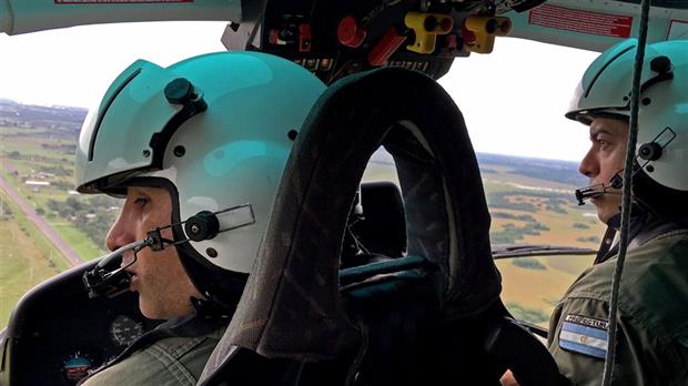 Desde el aire, efectivos de la Prefectura vigilan, en busca de narcos