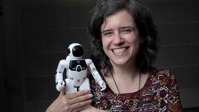 Marcela Riccillo, doctora en Ciencias de la Computación (UBA), señala que la inteligencia artificial puede complementar a la humana como una especie de asistente