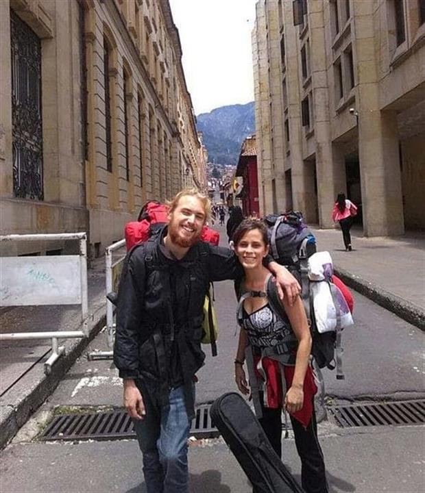 La víctima y su novio, el año pasado, en Perú