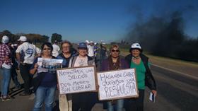 En la ruta se manifiestan con pancartas
