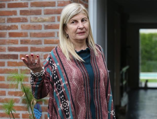 La jueza Caludia Greco, en la puerta de su casa, ayer a la tarde