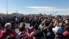 Por la gran cantidad de gente se cortó la ruta
