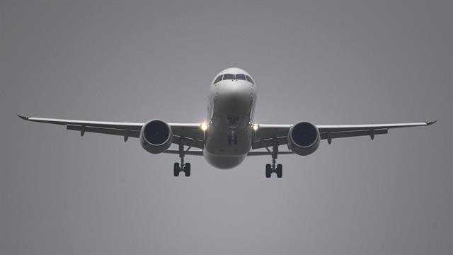 El C919 en su descenso al aeropuerto de Shanghái luego de su vuelo inagural