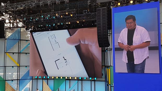 Johnny Lee, el jefe del proyecto Tango, mostrando cómo un teléfono puede usarse para crear un plano de muy alta precisión