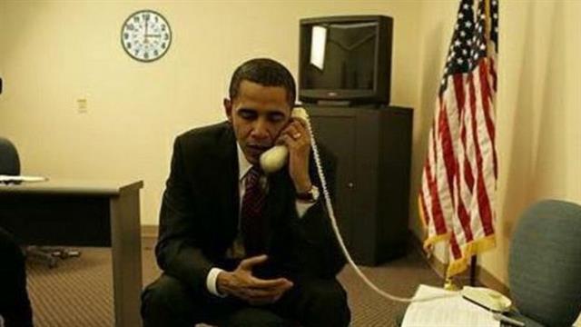 Esta foto de Barack Obama circuló en 2008, pero es falsa. El reloj es una pista, una referencia a un anuncio de televisión de Hillary Clinton acerca de atender el teléfono a las 3 am