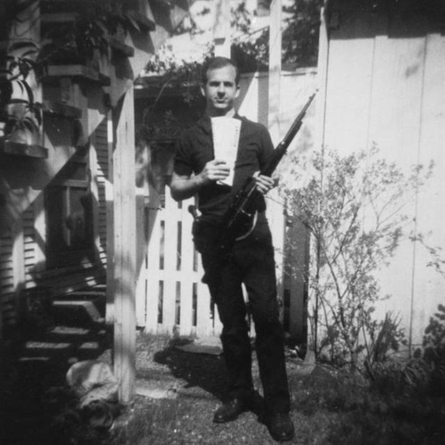Teóricos de la conspiración han alegado que esta foto de Lee Harvey Oswald es falsa