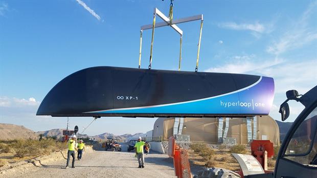 Una vista del tren prototipo Hyperloop One en el desierto de Nevada, donde la compañía evalúa el sistema en una pista experimental