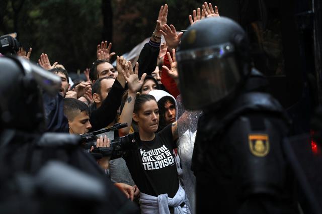 Enfrentamientos entre la Policía y los vecinos que fueron a votar el referéndum