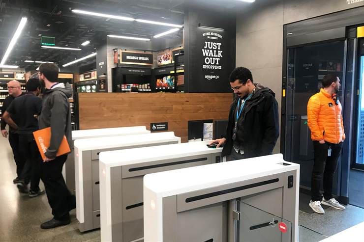 Para entrar (y salir) de Amazon Go necesitas tu teléfono class=