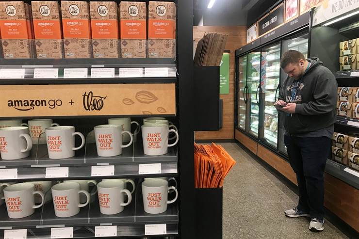 Los sensores de Amazon Go detectan los movimientos de los class=