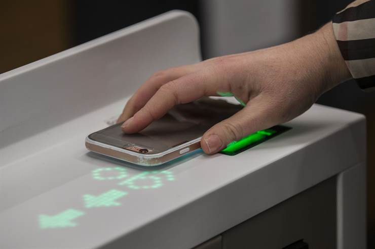 Los clientes usan una aplicación de Amazon Go y escanean un código al entrar en el class=