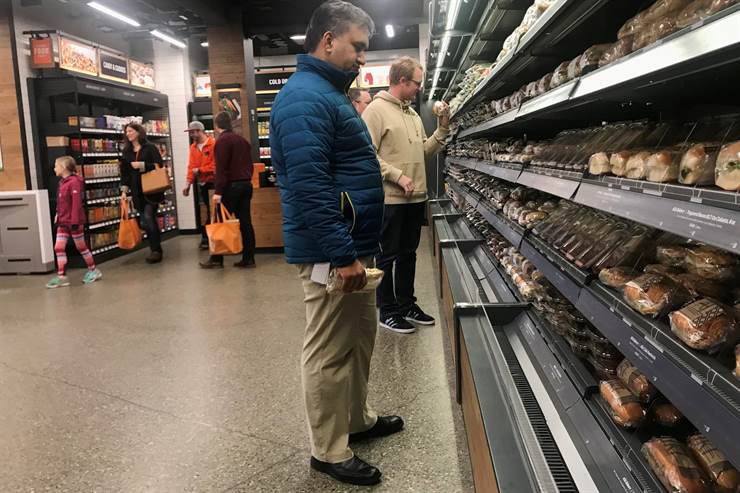 Tampoco hay carros ni cestos de la compra: cada comprador elige lo que quiere sin tener que pasar por class=