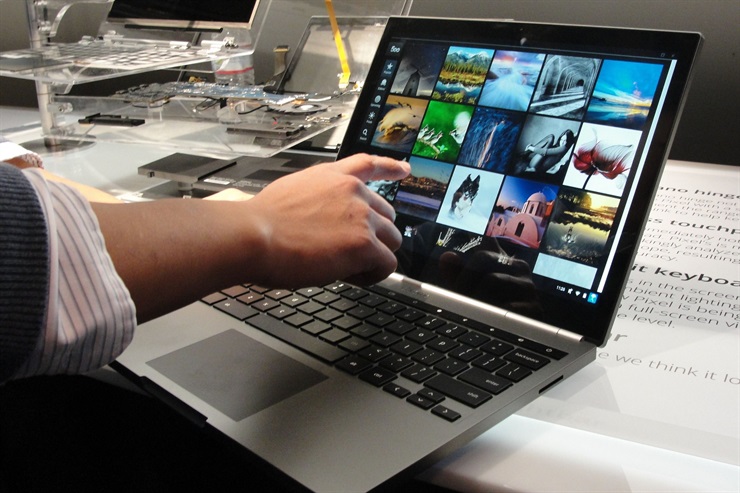 Windows 10 y Chrome OS adoptan la idea de permitir el uso con touchpad o ratón, pero también la interacción tocando la class=