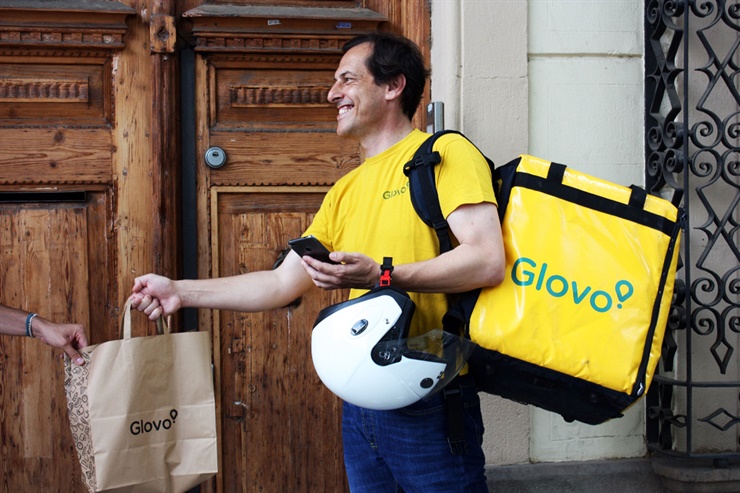Los cadetes o "glovers" se manejan en moto o bicicleta y pueden retirar un producto, que puede ser hielo para una fiesta o unas llaves olvidadas en class=