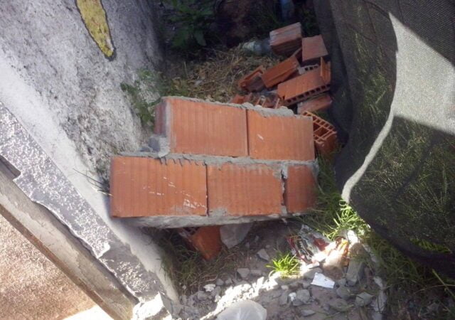 Denuncian que personal municipal les tapialó el frente de sus casas para acelerar sus mudanzas