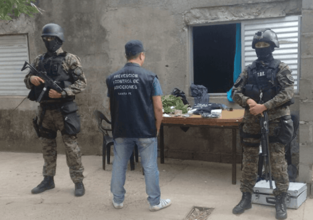 Allanamiento positivo en Armstrong de drogas
