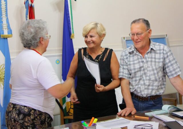 Clérici entregó aportes a escuelas
