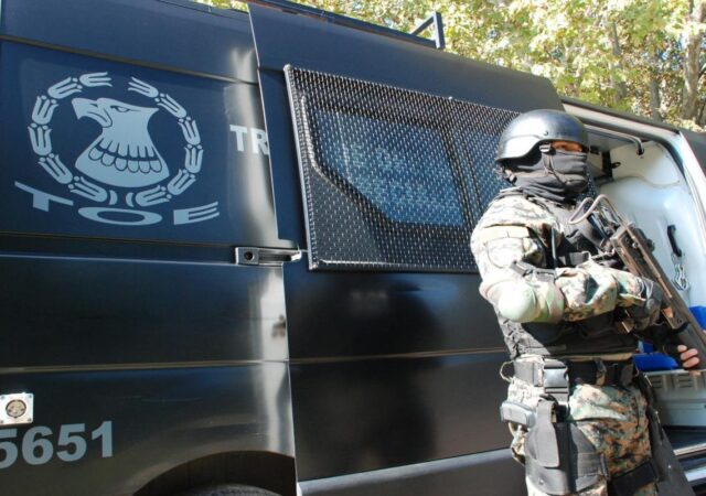Allanan domicilios de policías investigando robo a Mutual Montes de Oca