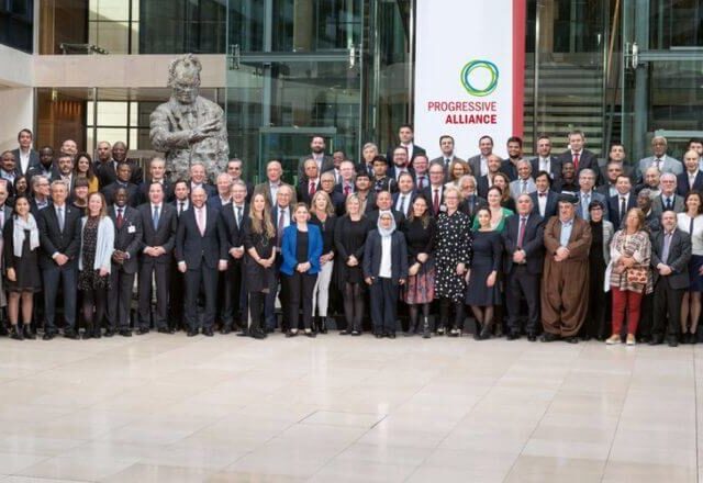 Bonfatti junto a otros integrantes de la AP de todo el mundo.