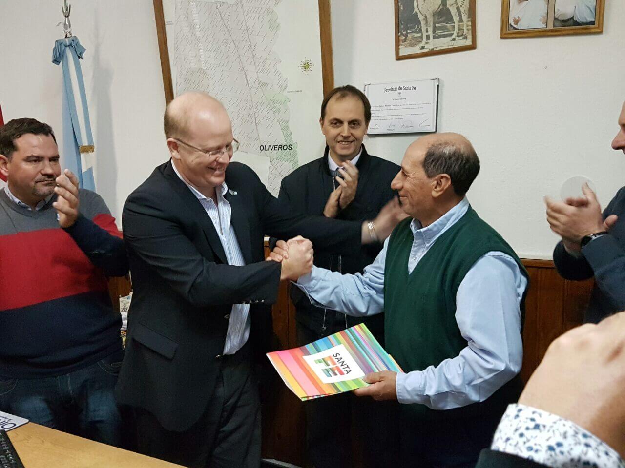 La Cooperativa de Pescadores Siglo XX desembarca en Oliveros